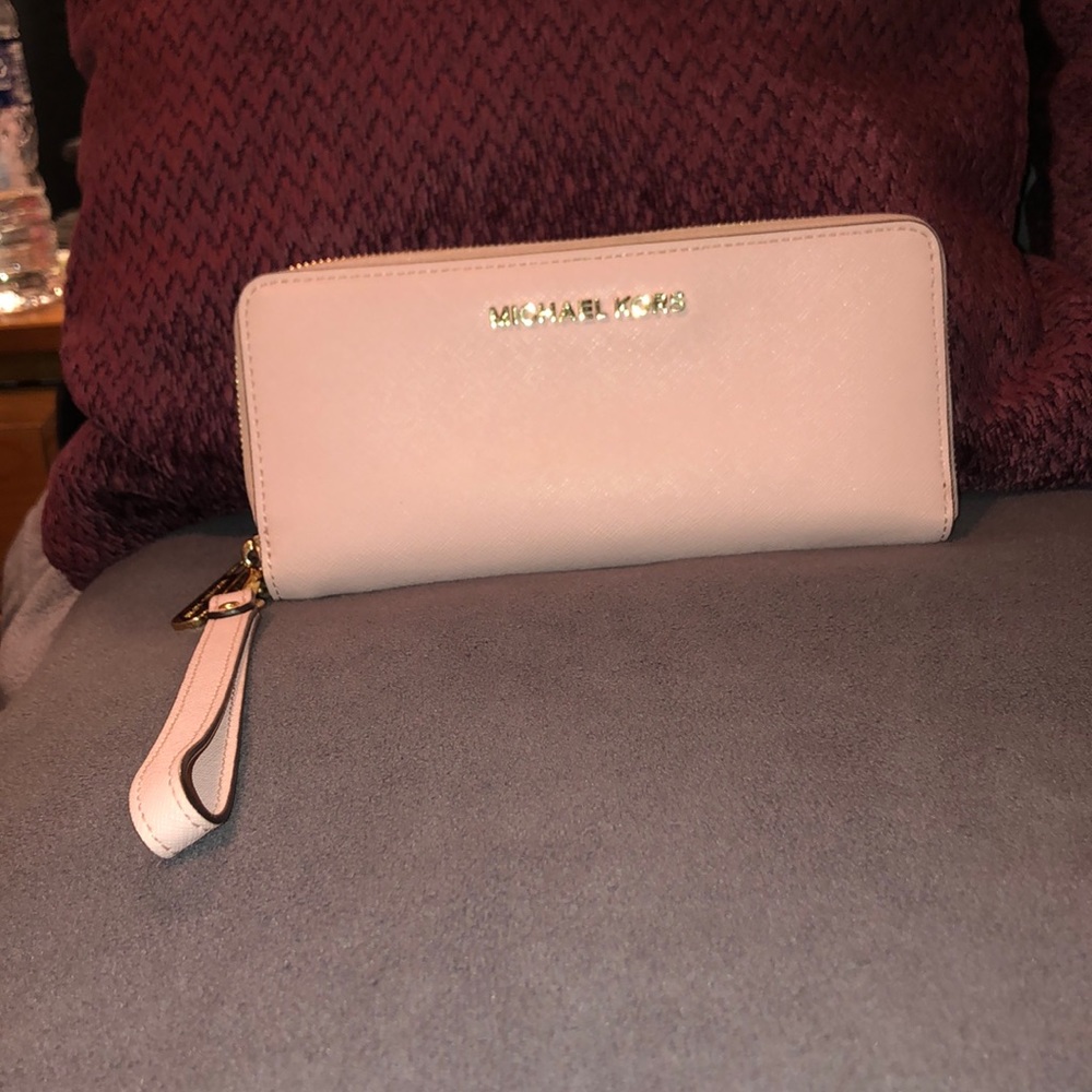 EUC Michael Kors powder blossom leather wristlet